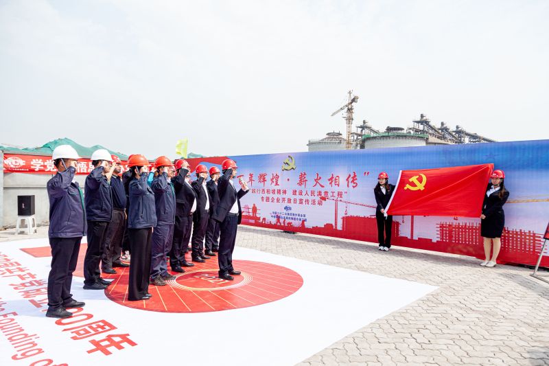 4.悟思想——與會黨員面向黨旗重溫入黨誓詞,并為“黨員先鋒隊(duì)”“黨員突擊隊(duì)”授旗